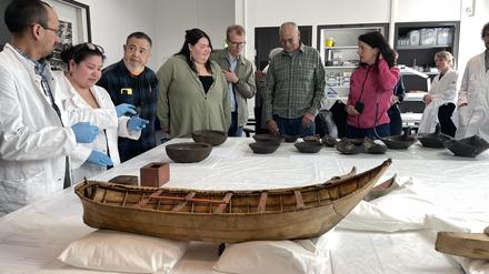 Forschende und Vertreter:innen der Chugach beim gemeinsamen Termin in Dahlem im Depot des Ethnologischen Museums.