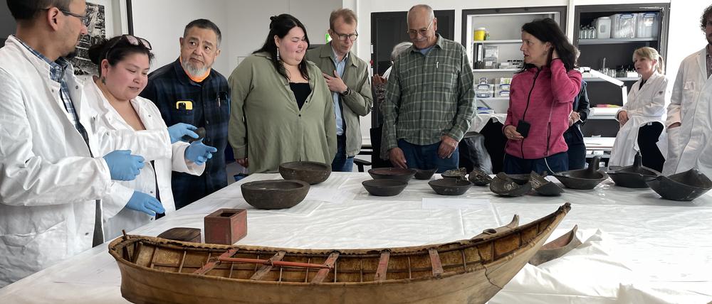 Forschende und Vertreter:innen der Chugach beim gemeinsamen Termin in Dahlem im Depot des Ethnologischen Museums.