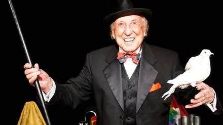 Igor Jedlin tritt noch im hohen Alter in seinem Charlottenburger Zaubertheater auf.