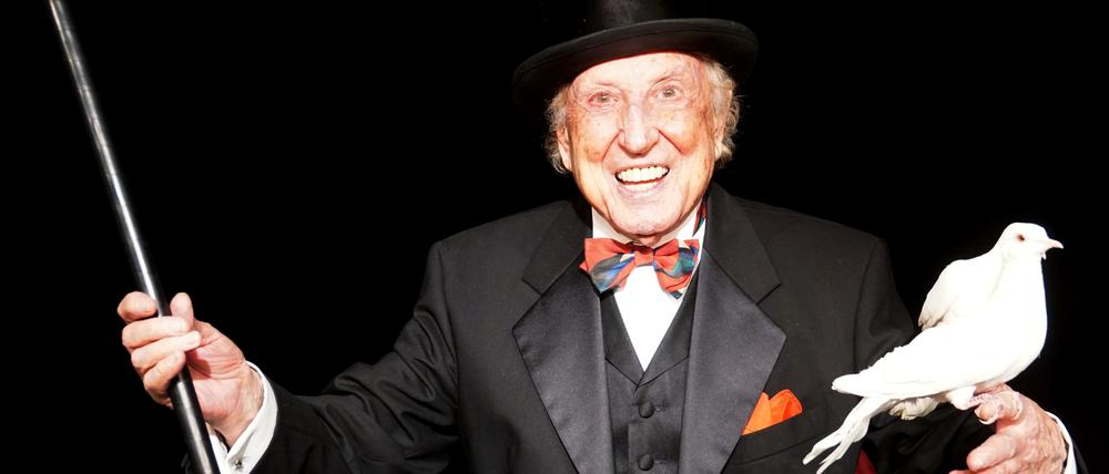 Igor Jedlin tritt noch im hohen Alter in seinem Charlottenburger Zaubertheater auf.