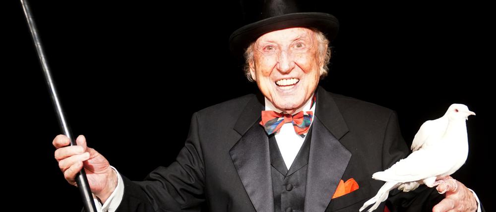 Igor Jedlin tritt noch im hohen Alter in seinem Charlottenburger Zaubertheater auf.