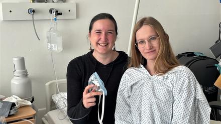 Ariane Karzek (39, links) und Tabea Berndt (21) studieren an der Evangelischen Hochschule Berlin-Zehlendorf am Teltower Damm. Für ihre Arbeit in der Praxis erhalten sie keine Vergütung.