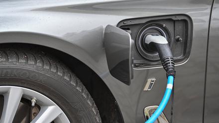 Ein Elektrofahrzeug wird an einer Ladesäule aufgeladen. 
