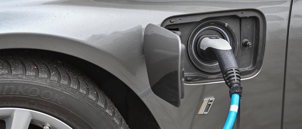 Ein Elektrofahrzeug wird an einer Ladesäule aufgeladen. 