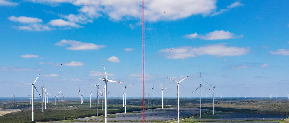 Brandenburg, Klettwitz: Der 300 Meter hohe Windmessmast ragt auf der Hochfläche in Klettwitz bei Schipkau (Landkreis Oberspreewald-Lausitz) in den Himmel