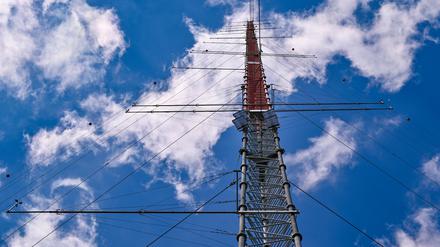 Der 300 Meter hohe Windmessmast ragt auf der Hochfläche in Klettwitz bei Schipkau (Landkreis Oberspreewald-Lausitz) in den Himmel. In einer Höhe von 300 Metern wird in den kommenden 12 Monaten das Windangebot systematisch ermittelt.