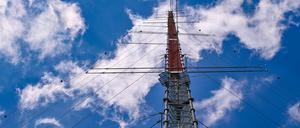 Der 300 Meter hohe Windmessmast ragt auf der Hochfläche in Klettwitz bei Schipkau (Landkreis Oberspreewald-Lausitz) in den Himmel. In einer Höhe von 300 Metern wird in den kommenden 12 Monaten das Windangebot systematisch ermittelt.
