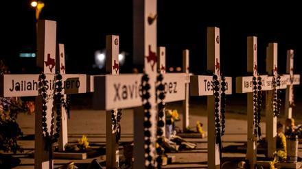 Ein Mahnmal in Uvalde, Texas, erinnert an die 19 Kinder und zwei Erwachsenen, die am 24. Mai 2022 in der Robb Elementary School erschossen wurden.