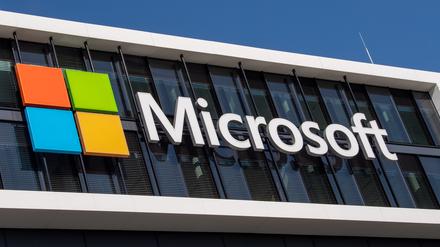 Das Microsoft Logo hängt an der Fassade eines Bürogebäudes in der Parkstadt Schwabing im Norden der bayerische Landeshauptstadt. 