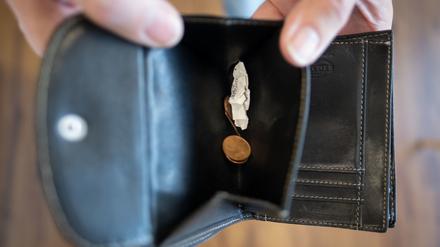 Ein paar Cents sind in einer Geldbörse zu sehen.