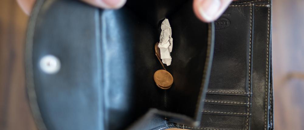 Ein paar Cents sind in einer Geldbörse zu sehen.