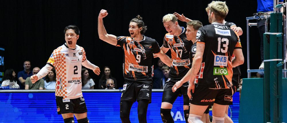 Die Berlin Volleys jubeln nach dem zweiten Finalspiel.