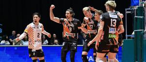Die Berlin Volleys jubeln nach dem zweiten Finalspiel.