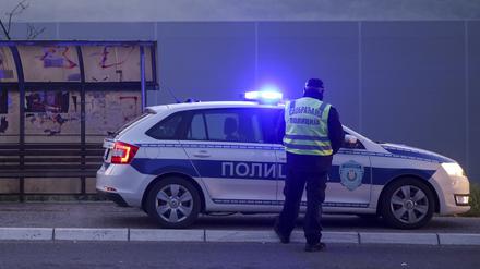 Polizeibeamte in Serbien blockieren eine Straße. 