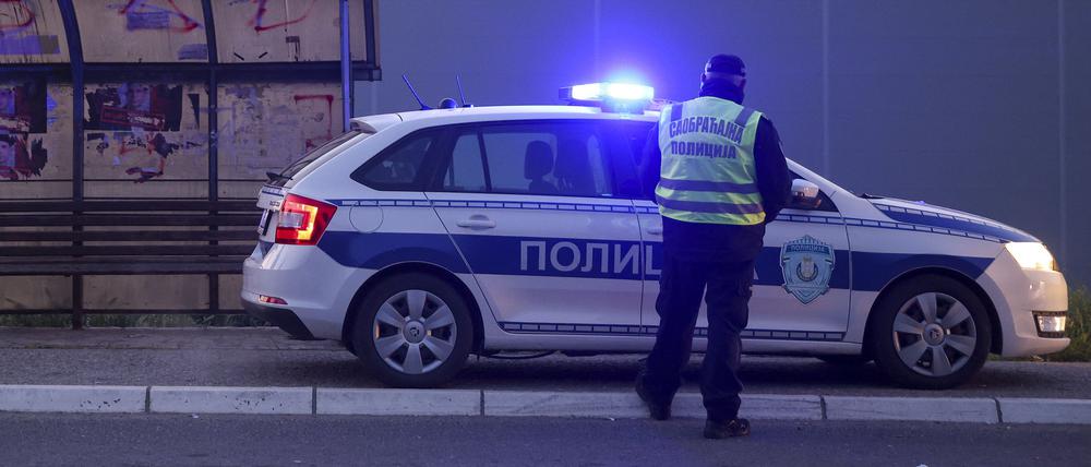 Polizeibeamte in Serbien blockieren eine Straße. 