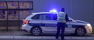Polizeibeamte blockieren die Straße in der Nähe des Dorfes Mali Pozarevac, etwa 50 Kilometer südlich von Belgrad. 