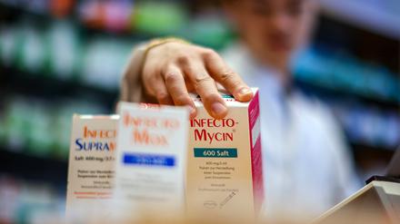 Sachsen, Leipzig: Ein Mitarbeiter einer Apotheke greift nach einer Packung Antibiotikasaft für Kinder. (Archivbild)
