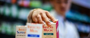 ARCHIV - 03.05.2023, Sachsen, Leipzig: Ein Mitarbeiter einer Apotheke greift nach einer Packung Antibiotikasaft «Infectomycin» für Kinder. Wegen eines gravierenden Mangels lockern mehrere Bundesländer die Einfuhrregeln bei Antibiotika-Säften für Kinder. Die Landesärztekammer fordert nach der Genehmigung für die Einfuhr von nicht zugelassenen Antibiotika-Säften aus dem Ausland weitere Schritte für eine bessere Medikamentenversorgung von Kindern in Rheinland-Pfalz. (zu dpa: «Ärztekammer für weniger Rückfragepflicht bei Ausweichmedikamenten») Foto: Jan Woitas/dpa +++ dpa-Bildfunk +++