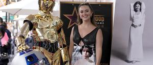  Billie Lourd, die Tochter der verstorbenen Schauspielerin Carrie Fisher, posiert neben den «Star Wars»-Figuren C-3PO und R2-D2 bei einer posthumen Zeremonie zur Ehrung von Fisher mit einem Stern auf dem Hollywood Walk of Fame. 