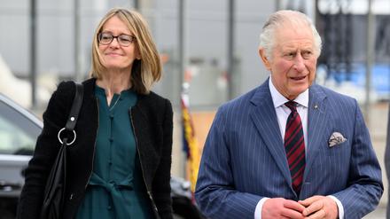 König Charles III. kommt mit Jill Gallard, Botschafterin des Vereinigten Königreichs Großbritannien in Deutschland, am zweiten Tag seines Deutschlandbesuches in das Ankunftszentrum für Flüchtlinge aus der Ukraine im ehemaligen Flughafen Tegel. 