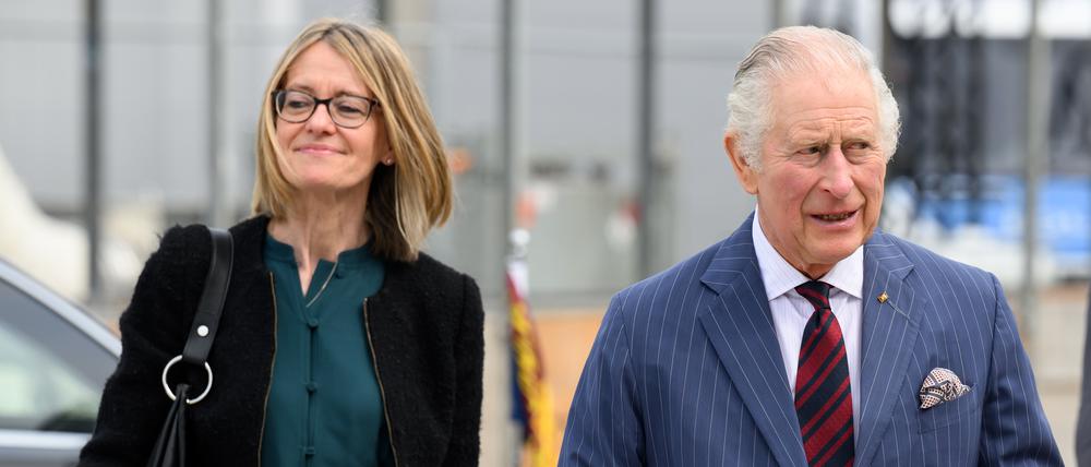 König Charles III. kommt mit Jill Gallard, Botschafterin des Vereinigten Königreichs Großbritannien in Deutschland, am zweiten Tag seines Deutschlandbesuches in das Ankunftszentrum für Flüchtlinge aus der Ukraine im ehemaligen Flughafen Tegel.