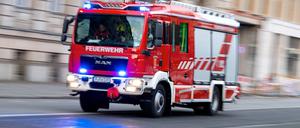 Ein Feuerwehrauto mit eingeschaltetem Blaulicht fährt zum Einsatz. Foto aus Potsdam laut picture alliance Angaben.