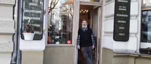 Meister im Kiez: Hans-Jürgen Arnsmann vor seiner Werkstatt in Friedenau (Archivbild von 2019)