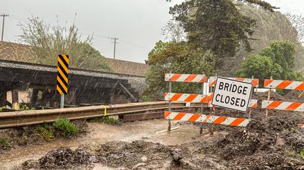 21. März 2023, Kalifornien: Die Padero Lane Road ist infolge von Regen und einem Orkan gesperrt.