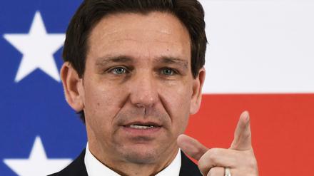Floridas Gouverneur Ron DeSantis spricht auf einer Pressekonferenz in der American Police Hall of Fame & Museum in Titusville. 