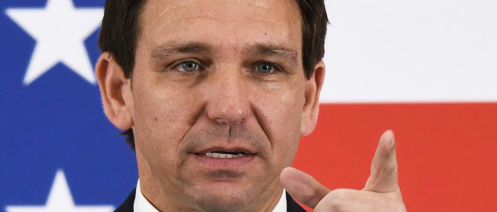 Floridas Gouverneur Ron DeSantis spricht auf einer Pressekonferenz in der American Police Hall of Fame & Museum in Titusville.
