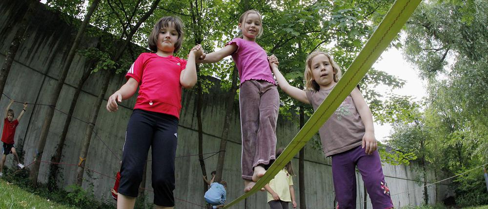 Balancieren auf der Slackline: Ein Abenteuer für jung und alt – und gesund ist es auch. (Symbolfoto)