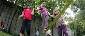 Balancieren auf der Slackline: Ein Abenteuer für jung und alt – und gesund ist es auch. (Symbolfoto)