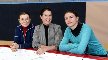 Dagmar Manzel, Katarina Witt und Lavinia Nowak am Set des Films „Eine Kür, die bleibt“. 