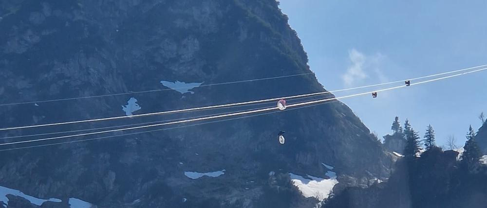Ein Gleitschirmflieger hängt in den Seilen einer Seilbahn in Oberbayern. Der Mann hatte sich an der höchsten Stelle der Hochfelln-Seilbahn in Bergen im Chiemgau rund 80 Meter über dem Boden mit seinem Fluggerät in den Stahlseilen verfangen.