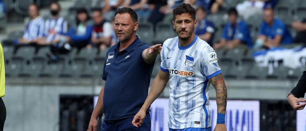 Fertig machen zur Einwechslung. Stevan Jovetic ist von Trainer Pal Dardai bewusst für die entscheidende Phase der Saison zurückgehalten worden. 