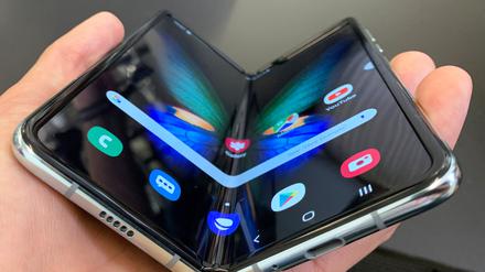 Das Smartphone „Galaxy Fold“ von Samsung liegt in der Hand einer Person auf der Berliner Technik-Messe IFA.