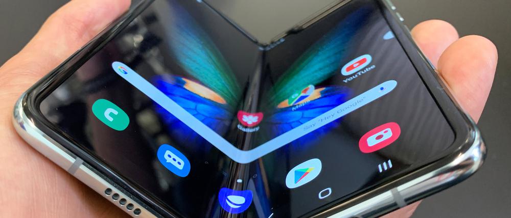 Das Smartphone „Galaxy Fold“ von Samsung liegt in der Hand einer Person auf der Berliner Technik-Messe IFA.