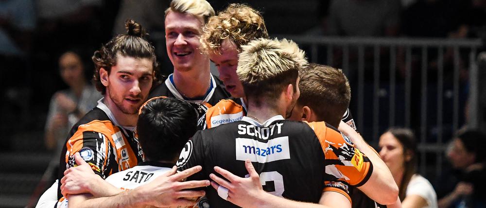Einheit Berlin. Die Spieler der Volleys beim Spiel in Friedrichshafen.