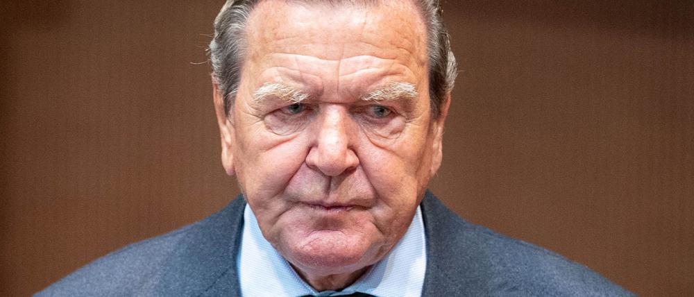 Gerhard Schröder, ehemaliger Bundeskanzler, wartet auf den Beginn der Anhörung im Wirtschaftsausschuss des Bundestags zum Pipeline-Projekt Nord Stream 2 im Sitzungssaal (Archivbild).
