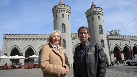 Sabine Hüning und ihr Mitarbeiter Steve Sapke organisieren den Markt am Nauener Tor in Potsdam, der in diesem Jahr seit 20 Jahren existiert.