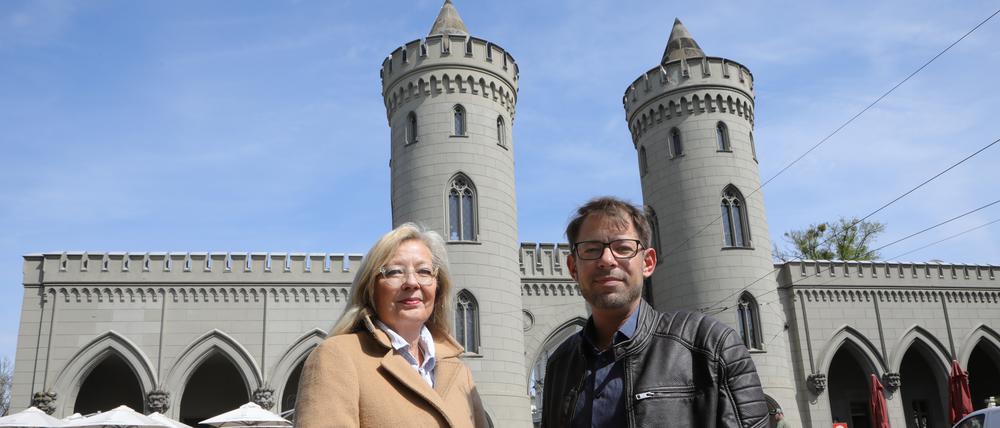 Sabine Hüning und ihr Mitarbeiter Steve Sapke organisieren den Markt am Nauener Tor in Potsdam, der in diesem Jahr seit 20 Jahren existiert.