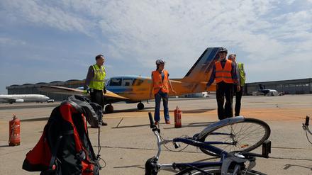 Mehrere Klimaaktivisten kamen auf den Privatjet-Bereich des Flughafens.
