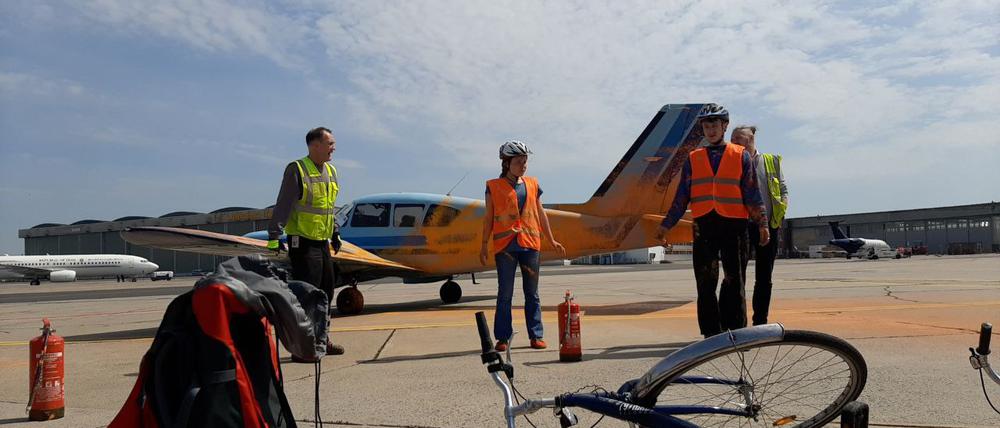 Mehrere Klimaaktivisten kamen auf den Privatjet-Bereich des Flughafens.