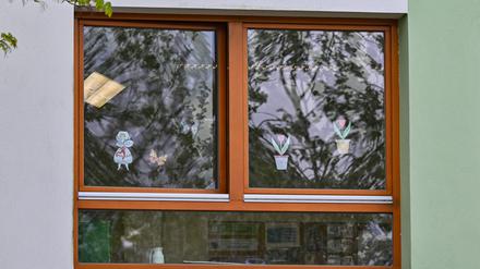 Das Fenster eines Klassenraumes einer Grund- und Oberschule im Spreewaldort Burg.