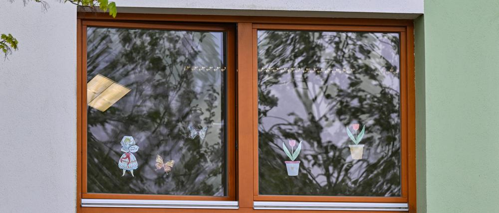 Das Fenster eines Klassenraumes einer Grund- und Oberschule im Spreewaldort Burg.
