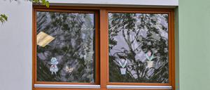 Das Fenster eines Klassenraumes einer Grund- und Oberschule im Spreewaldort Burg.