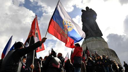 Mitglieder der russischen Bikergruppe „Nachtwölfe“ und Sympathisanten schwenken am 9. Mai 2017 am Sowjetischen Ehrenmal in Treptow die russische Flagge zum Gedenken an den sowjetischen Sieg über Nazi-Deutschland.