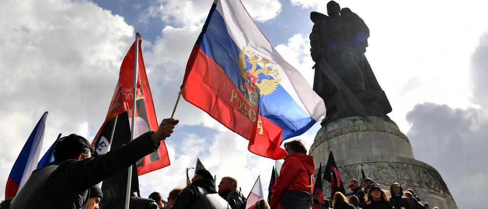 Mitglieder der russischen Bikergruppe „Nachtwölfe“ und Sympathisanten schwenken am 9. Mai 2017 am Sowjetischen Ehrenmal in Treptow die russische Flagge zum Gedenken an den sowjetischen Sieg über Nazi-Deutschland.