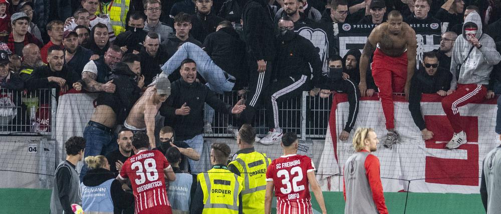 Einige Zuschauer kletterten über den Zaun und drangen in den Innenraum des Stadions ein.