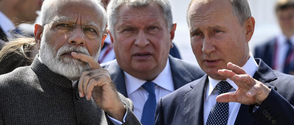 Der russische Präsident Wladimir Putin (rechts) und der indische Premierminister Narendra Modi (links) im Gespräch.